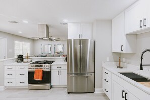 Refrigerador, microondas, horno y parrilla de estufa 