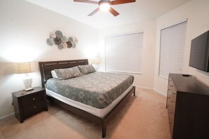 5 chambres, bureau, fer et planche à repasser, lit de bébé portatif