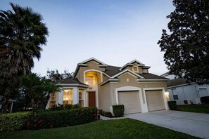 Exterior - ☆ Location matters! Private palm paradise view from pool - 1 block to waterpark (Kissimmee)