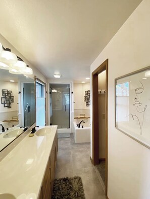 Combined shower/tub, jetted tub, hair dryer, towels - Premier Neighborhood - Sleeps 10 - King Beds - .37 miles to Autzen - walk to UO (Eugene)