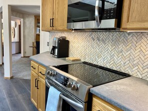 Fridge, microwave, oven, stovetop - Premier Neighborhood - Sleeps 10 - King Beds - .37 miles to Autzen - walk to UO (Eugene)