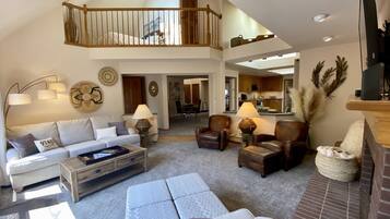 Een smart-tv, een open haard, een dvd-speler en boeken