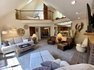 Classy 5 bedrooms -sleeps 10- walk to Autzen, UO, Hayward