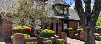 Classy 5 bedrooms -sleeps 10- walk to Autzen, UO, Hayward