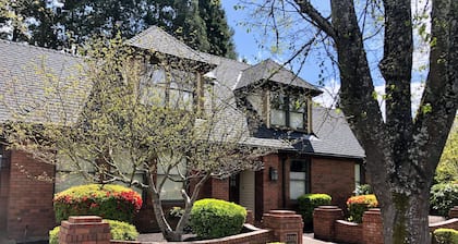 Classy 4+ bedrooms (sleeps10), walk toAutzen/UO/Hayward