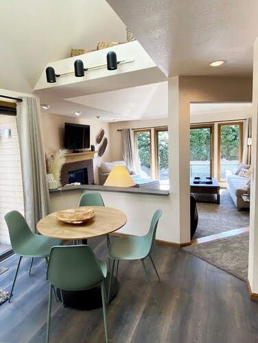Premier Neighborhood - Sleeps 10 - King Beds - .37 miles to Autzen - walk to UO