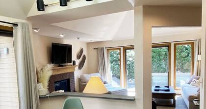 Premier Neighborhood - Sleeps 10 - King Beds - .37 miles to Autzen - walk to UO