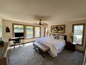 5 makuuhuonetta, työpöytä, silitysrauta/-lauta, vauvan matkasänky