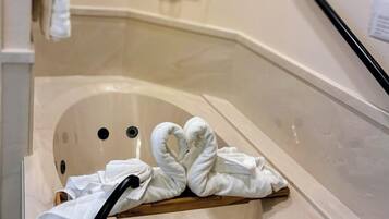 Combined shower/tub, jetted tub, hair dryer, towels