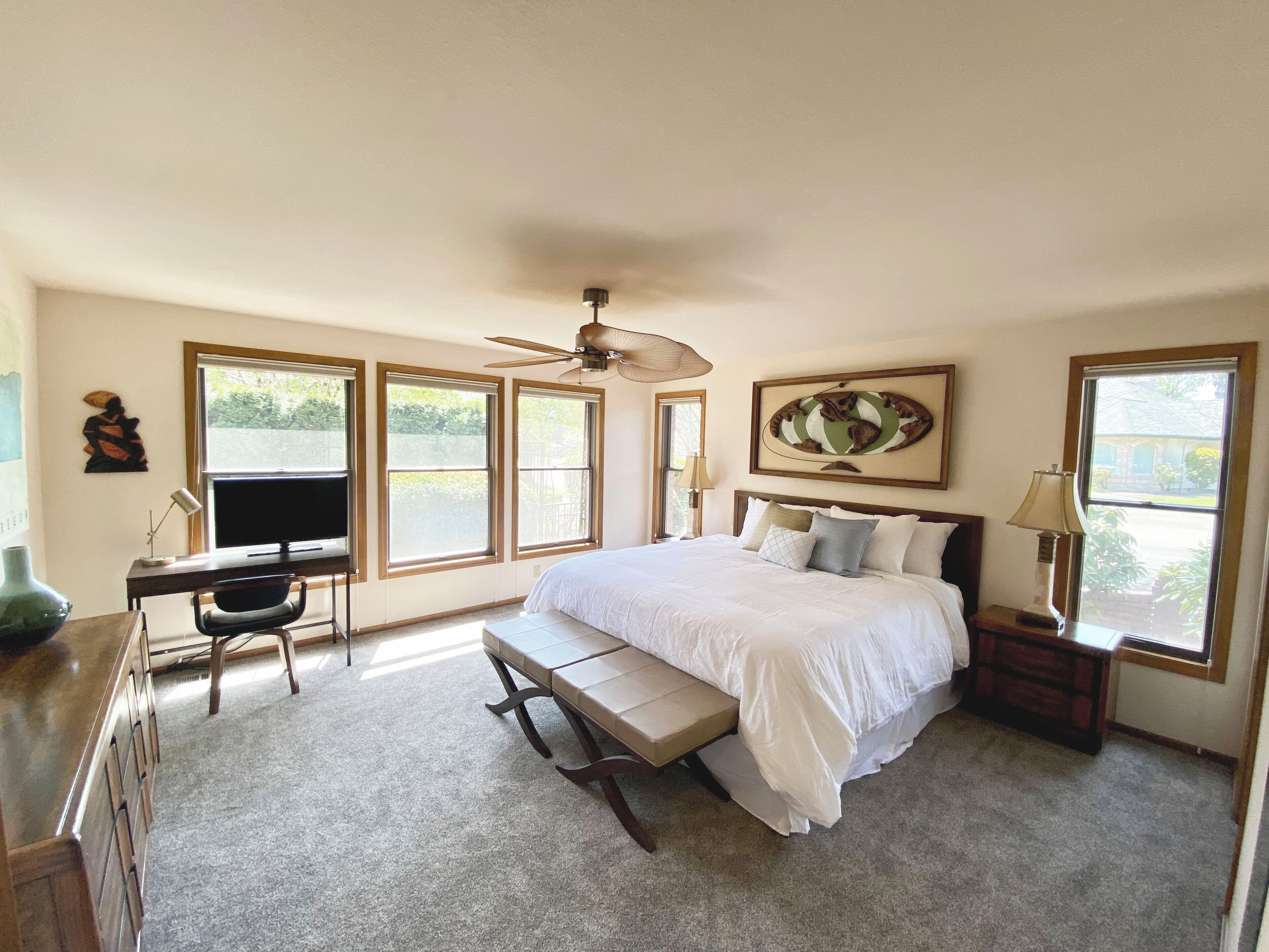 5 bedrooms, desk, iron/ironing board, travel crib