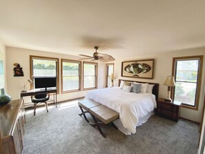 5 bedrooms, desk, iron/ironing board, travel cot - Premier Neighborhood - Sleeps 10 - King Beds - .37 miles to Autzen - walk to UO (Eugene)