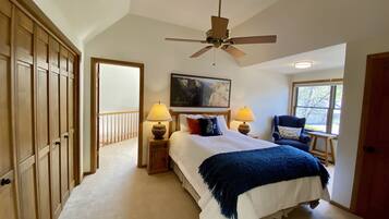 5 slaapkamers, een bureau, een strijkplank/strijkijzer, reisbedje