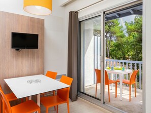 Dining - Lovely apartment for 2 people with pool, WIFI, TV, terrace and pets allowed (Port D'albret)