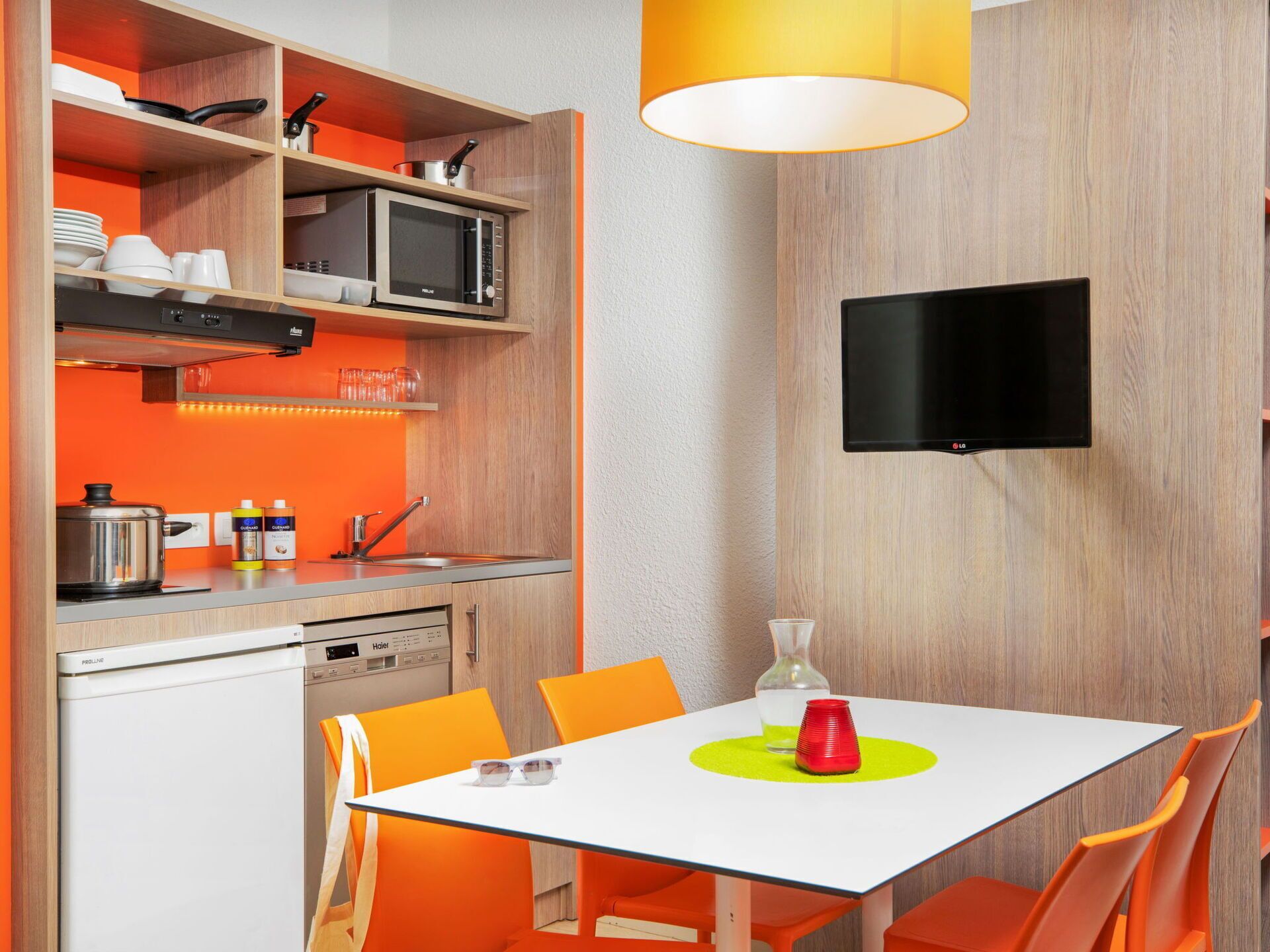 Een microgolfoven, een vaatwasser, een broodrooster, een diepvriezer