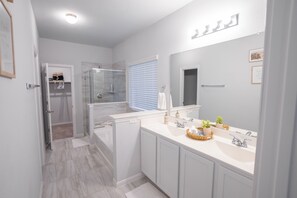 Bathroom - HouKnew Retreat: 4BR Movie & Game Room Loft 10 mins from the Heart of Houston! (Houston)