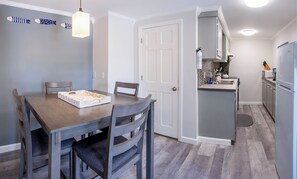 Apartamento design, 2 quartos, cozinha | 2 quartos, ferros/tábuas de passar roupa, berços grátis, berço de viagem