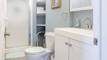 Comfort Apartment, 2 Bedrooms, Kitchen | Bathroom | Free toiletries, hair dryer, towels, soap