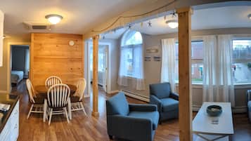Comfort-huoneisto, 2 makuuhuonetta, keittiö | Oleskelualue | Televisio