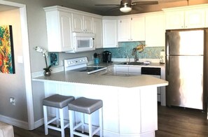 Refrigerador, microondas, horno y parrilla de estufa 