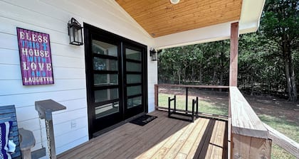 NEW!!! Fire pit AND golf!! LUXURY COUNTRY RETREAT in heart of MAJESTIC ETX!!!