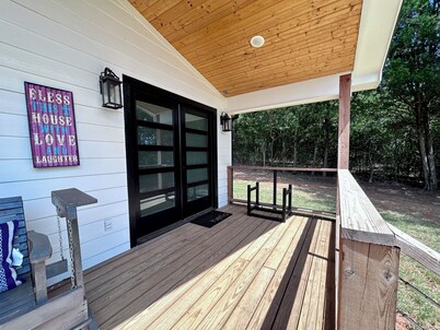 NEW!!! Fire pit AND golf!! LUXURY COUNTRY RETREAT in heart of MAJESTIC ETX!!!