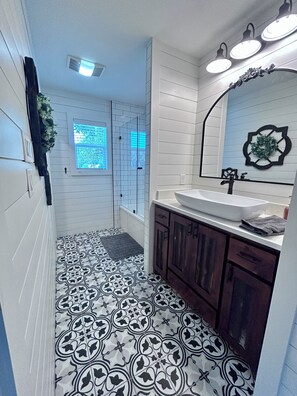 تجهيزات دش، مناشف، صابون، ورق حمّام