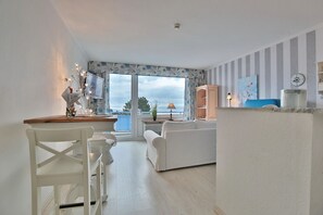 Televisie, een dvd-speler en een stereo