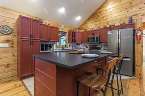Coffee/tea maker, fridge, microwave, oven - The Mason Jar At Ellijay | Ellijay, GA (Ellijay)