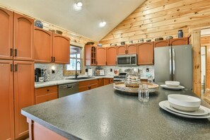 冷蔵庫、オーブン、コンロ、食器洗い機