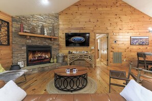 Smart TV, fireplace, video games - The Mason Jar At Ellijay | Ellijay, GA (Ellijay)