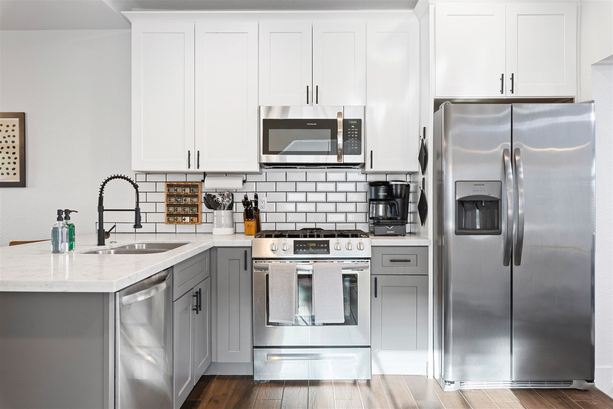 Refrigerador, microondas, horno y parrilla de estufa 