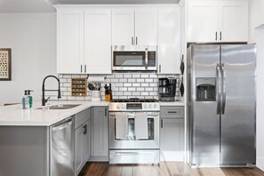 Kjøleskap, mikrobølgeovn, ovn og kokeplater