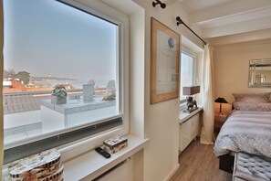 2 bedrooms, iron/ironing board, WiFi