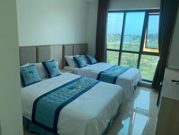 Minibar, skrivbord, gratis wi-fi och sängkl äder