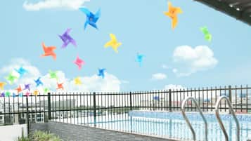 حمام سباحة على السطح