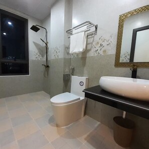 Een douche, een regendouche, gratis toiletartikelen, een haardroger