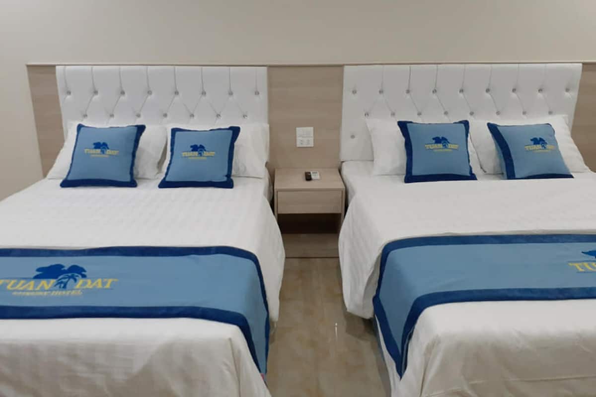 Chambre quadruple supérieure, vue sur la ville | Minibar, bureau, accès au Wi-Fi (inclus), literie fournie