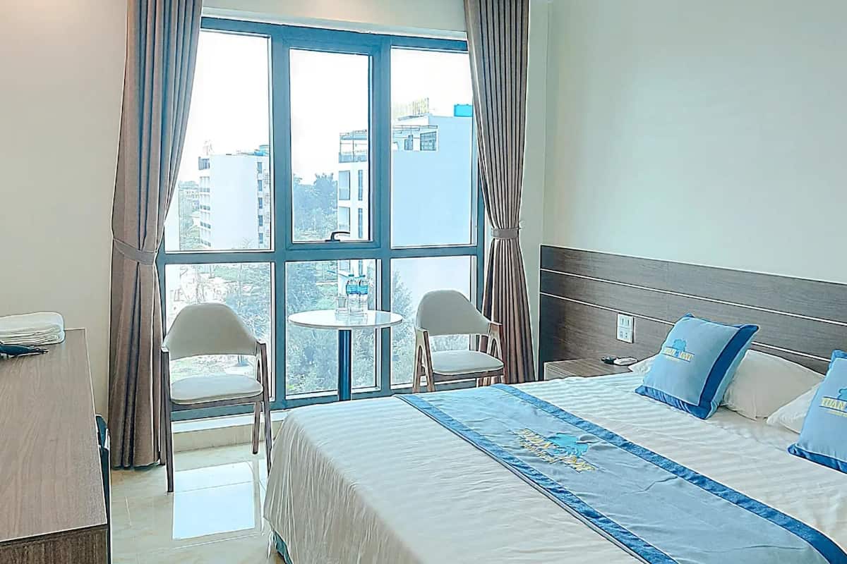 Chambre Deluxe double, vue sur la ville | Minibar, bureau, accès au Wi-Fi (inclus), literie fournie