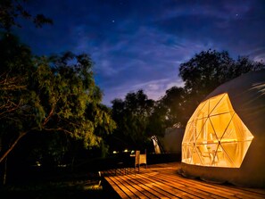 Outdoor dining - 🏕Country Side Stay In a Geodome 40 min. to San Antonio🔥 (Jourdanton)