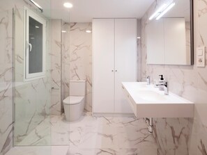 Dusche, Haartrockner, Handtücher