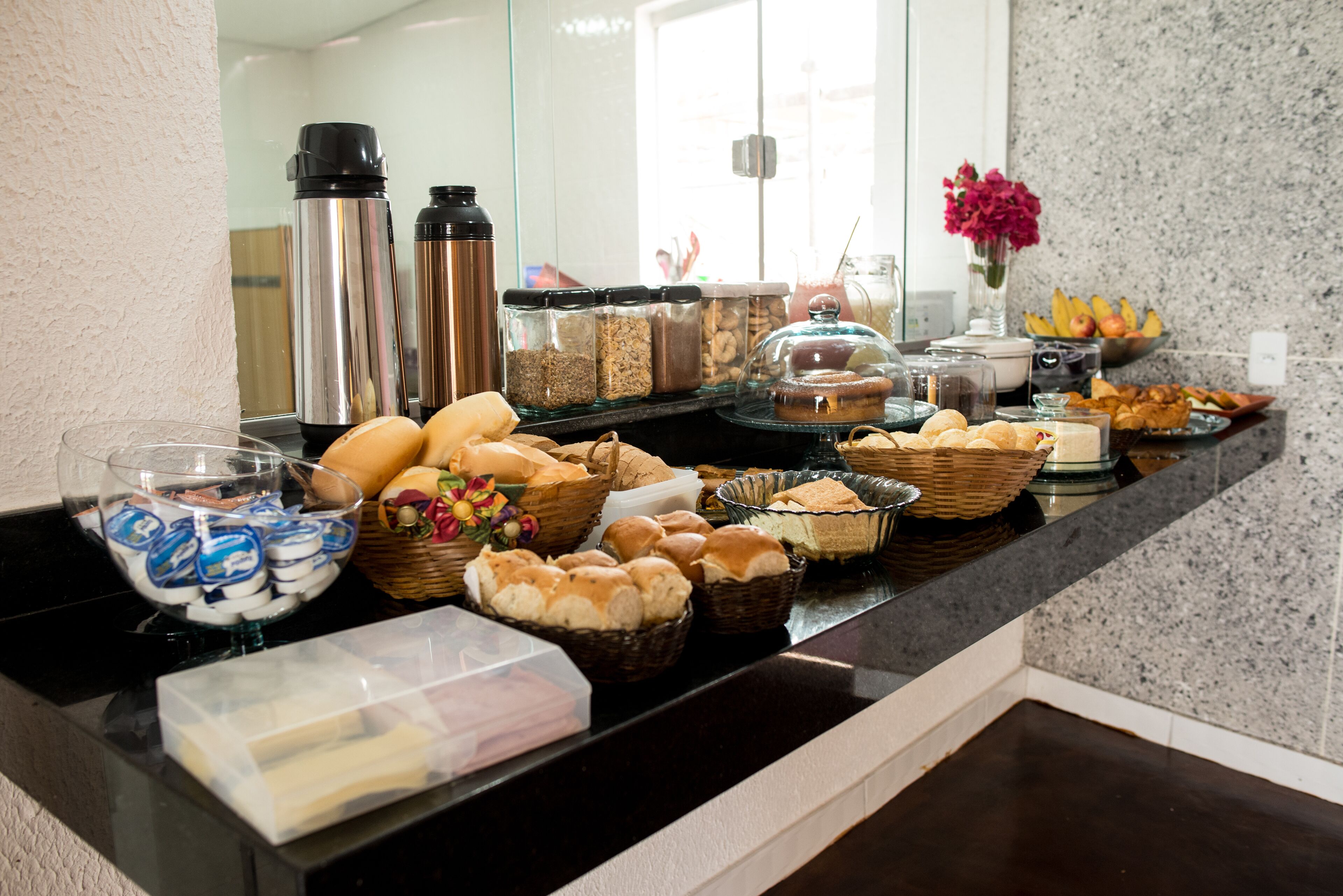 Café da manhã completo grátis todos os dias