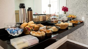 Café da manhã completo grátis todos os dias