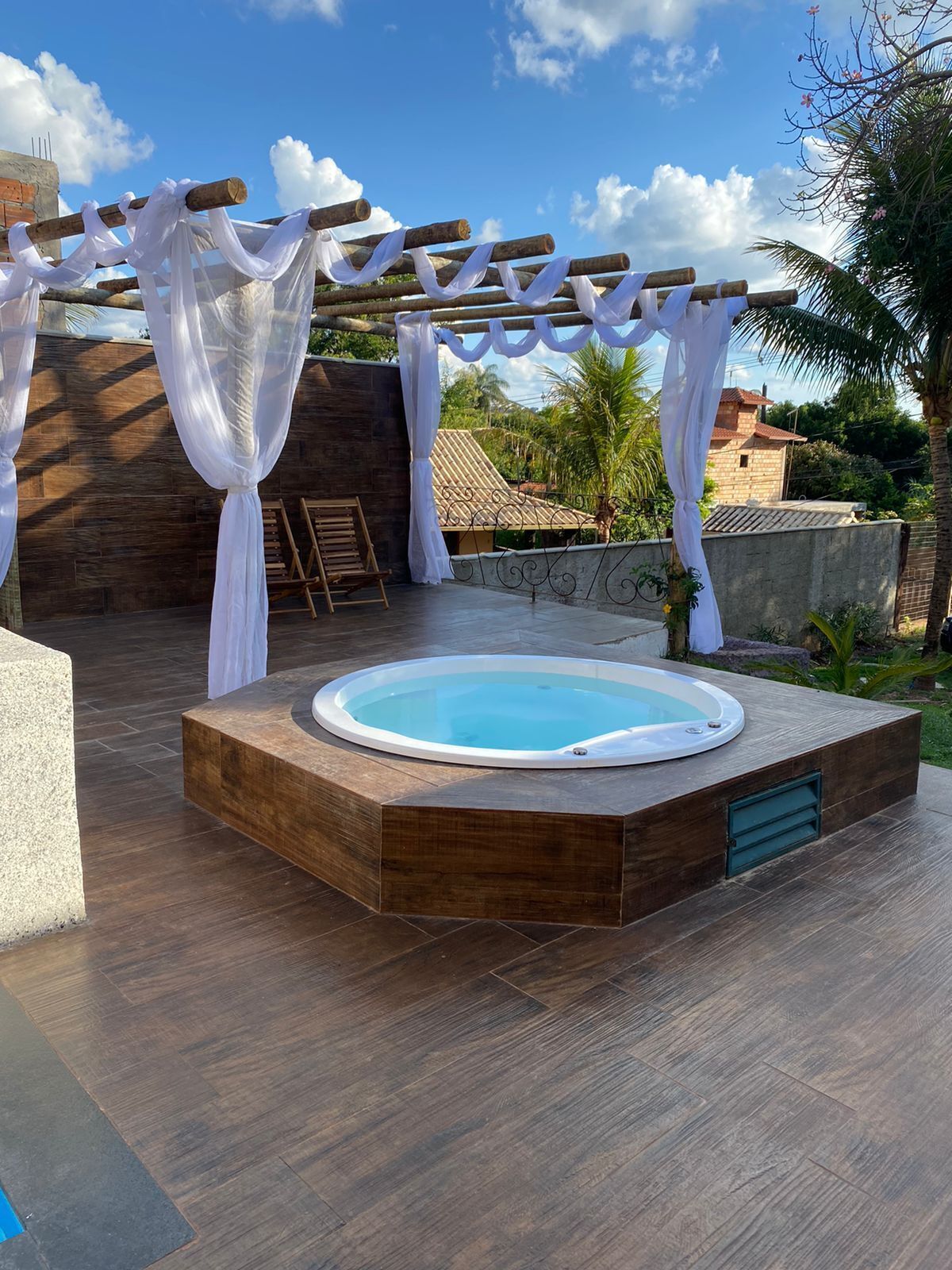 Outdoor spa tub