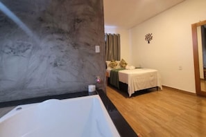 Superior-Suite | Badezimmer | Dusche, Handtücher, Seife, Toilettenpapier