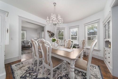 Cozy downtown retreat (pet friendly!)