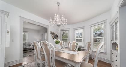 Cozy downtown retreat (pet friendly!)