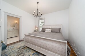 6 bedrooms, desk, iron/ironing board, free WiFi - Cozy downtown retreat (pet friendly!) (Grand Junction)