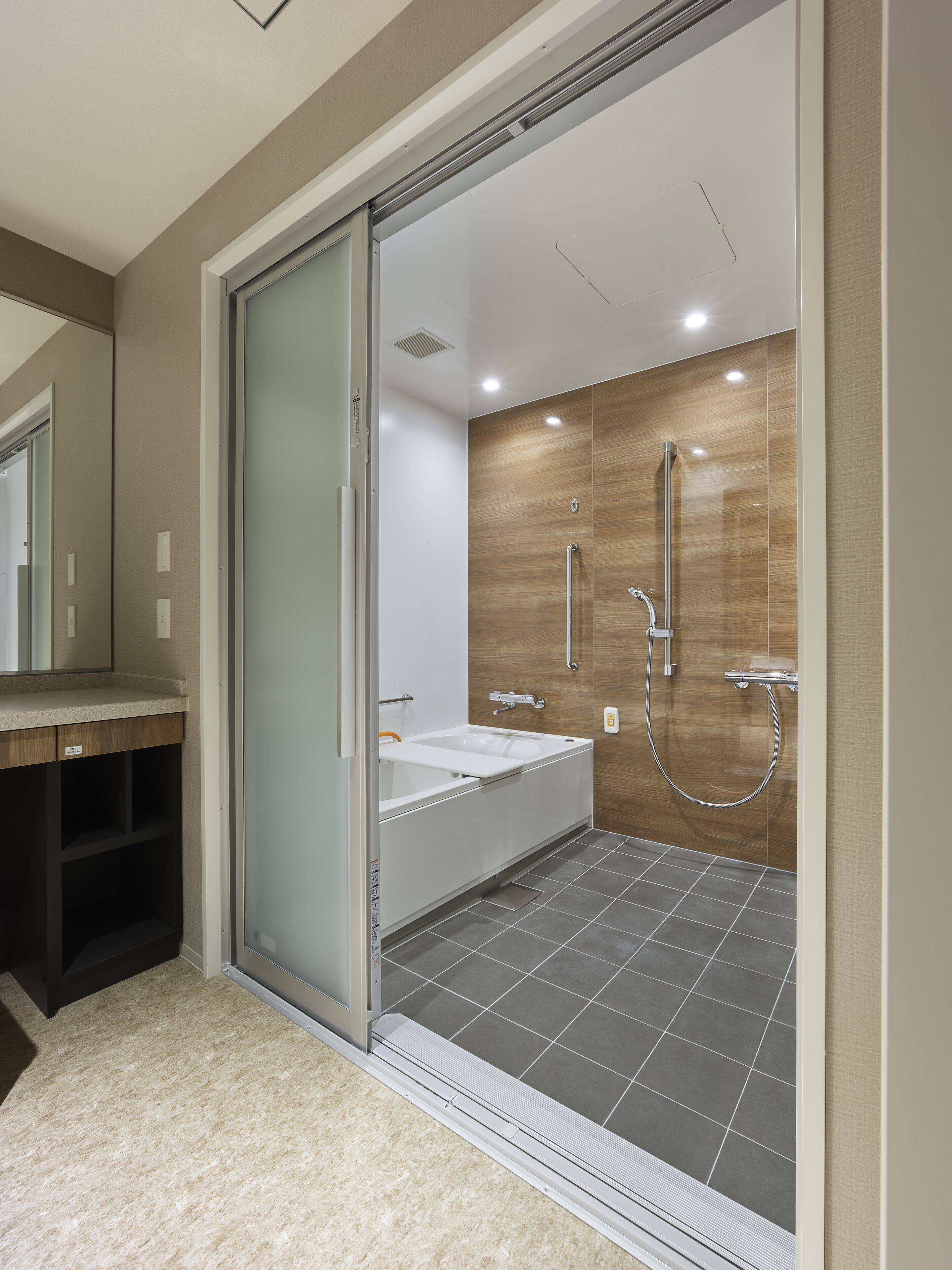 Combined shower/bathtub, free toiletries, hair dryer, slippers