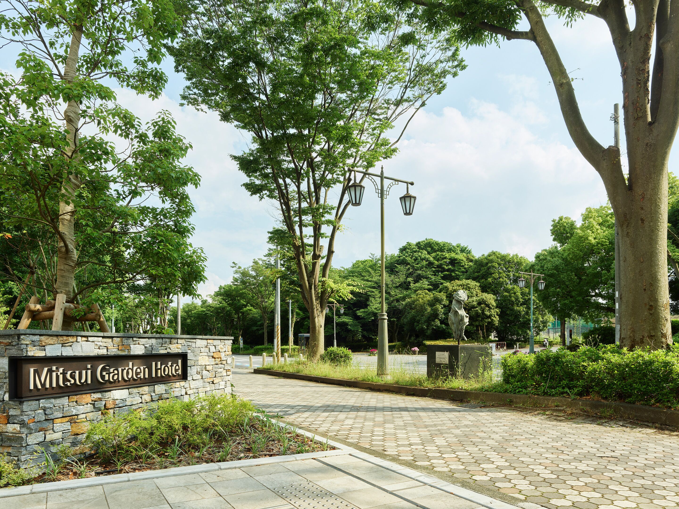 A stone sign with the name 'Mitsui Garden Hotel' indicating the hotel's location.