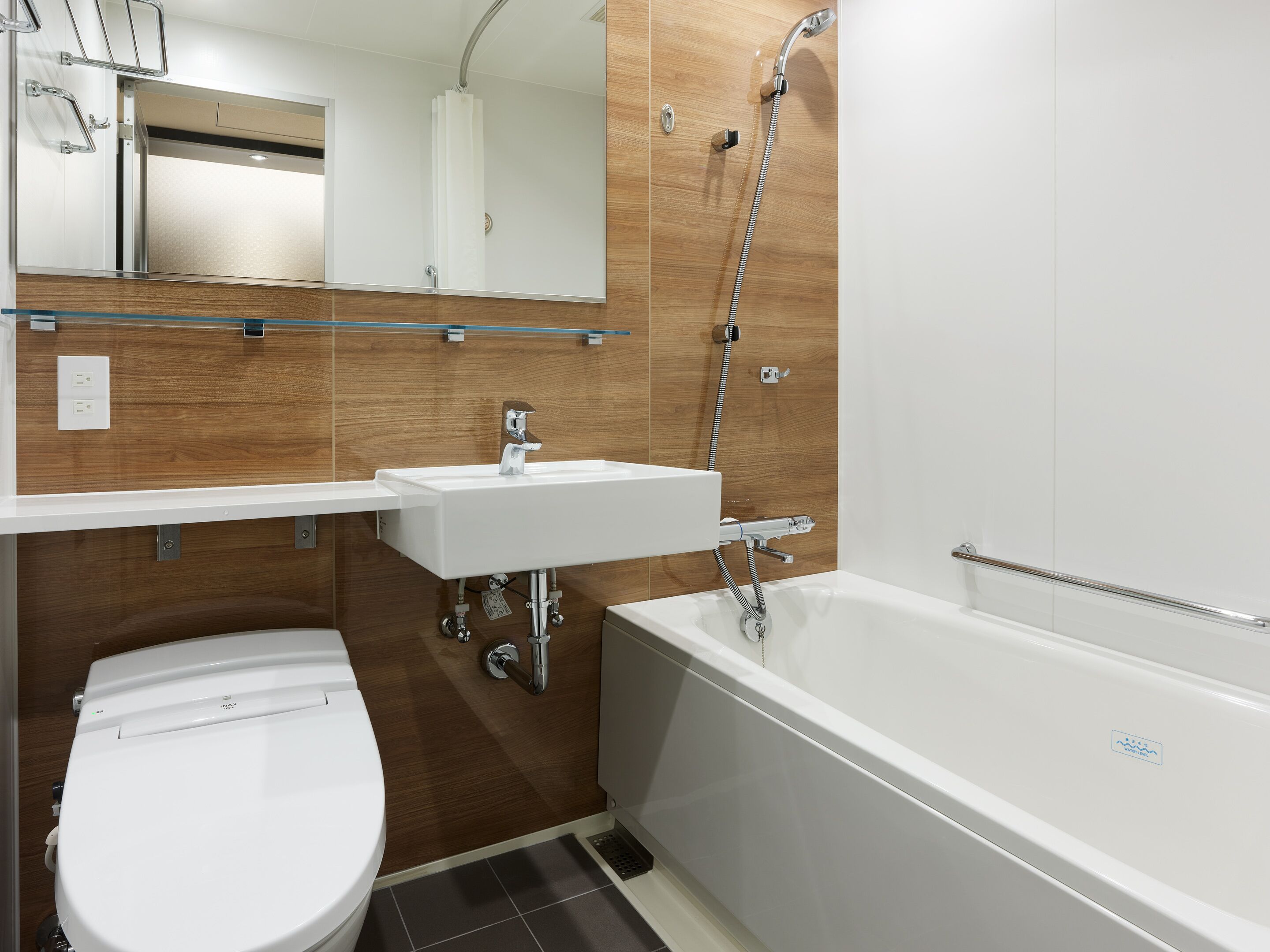 Un baño moderno con inodoro, lavamanos y bañera.